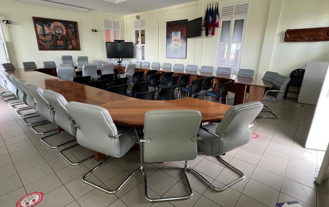 SALLE DE DELIBERATION DE LA VILLE DU MOULE.2